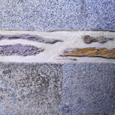 Aérogommage pierres de granit Rennes avant-après